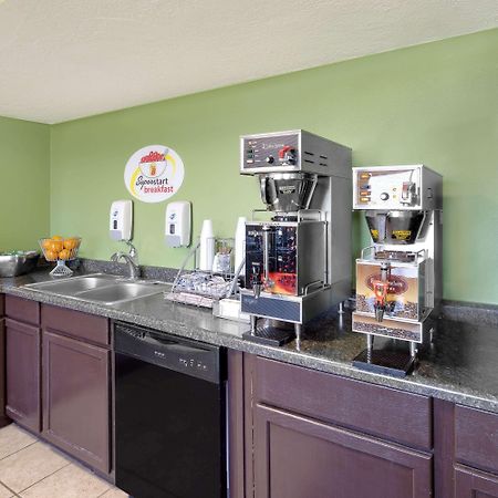 Super 8 By Wyndham Norfolk Motel Екстериор снимка