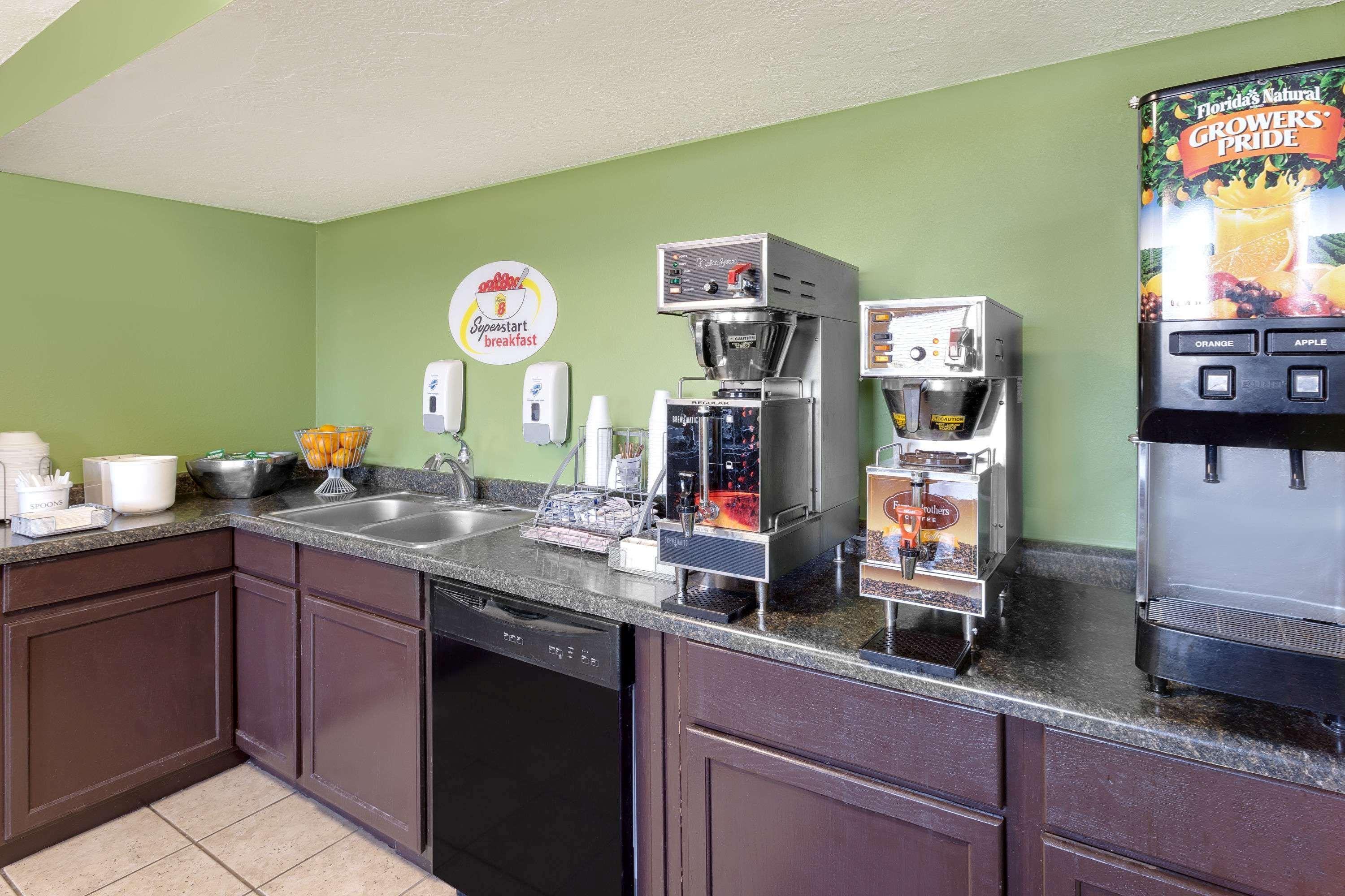 Super 8 By Wyndham Norfolk Motel Екстериор снимка