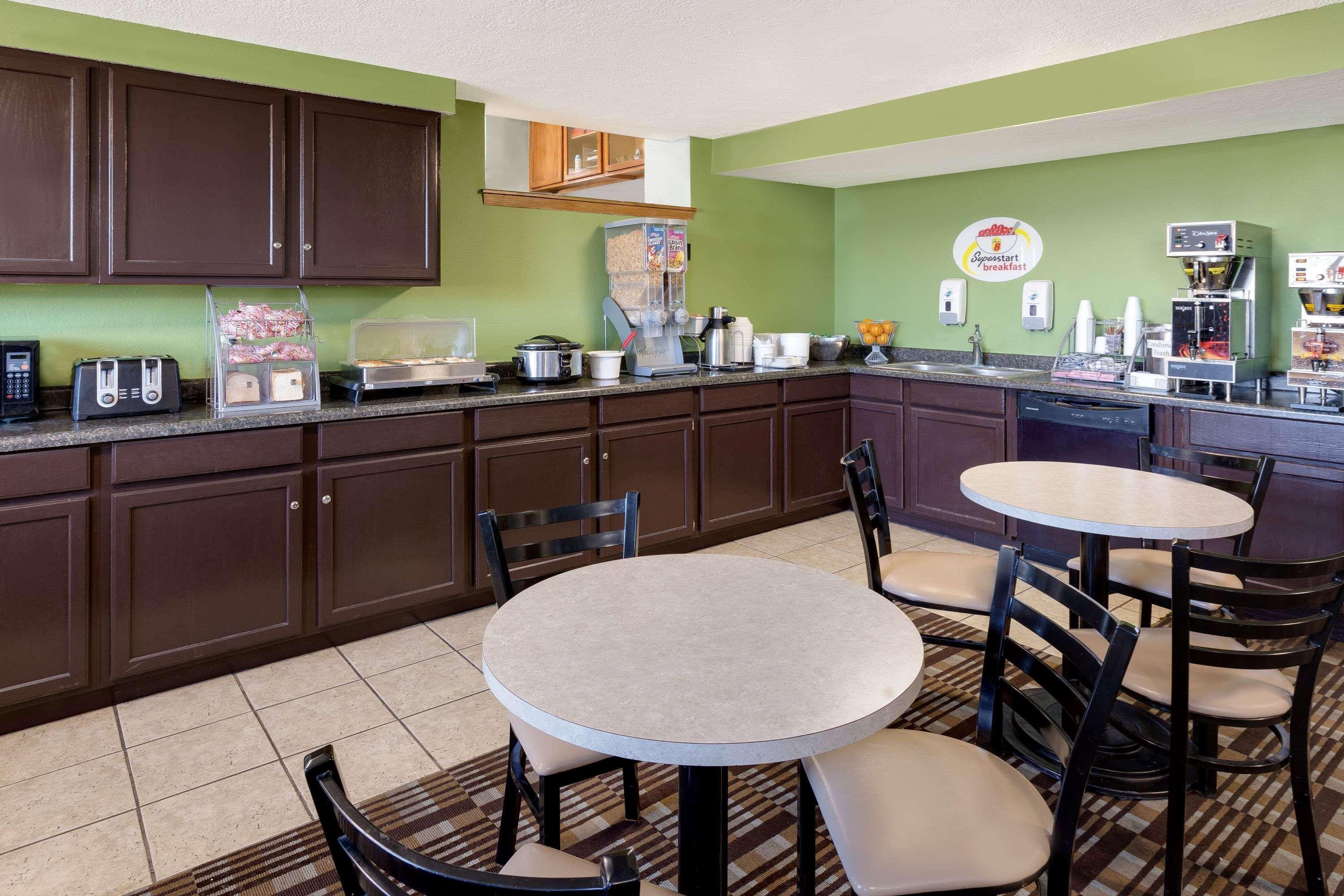 Super 8 By Wyndham Norfolk Motel Екстериор снимка