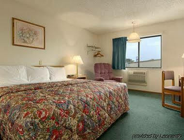 Super 8 By Wyndham Norfolk Motel Екстериор снимка