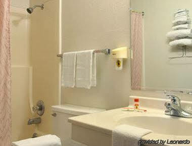Super 8 By Wyndham Norfolk Motel Екстериор снимка